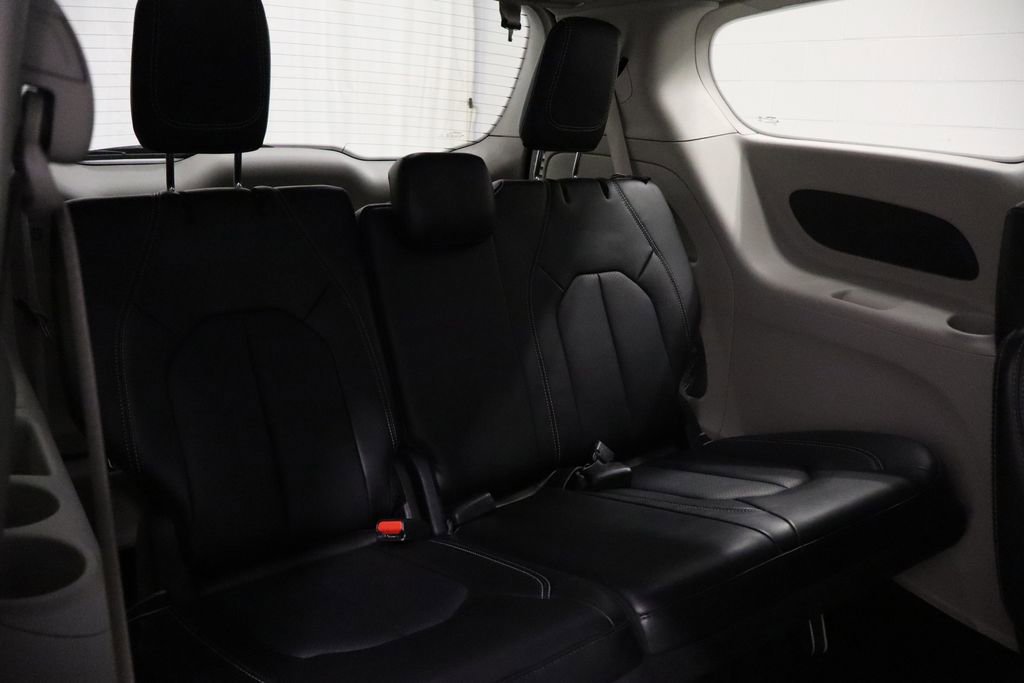 Used 2024 Chrysler Pacifica Touring-L image 17