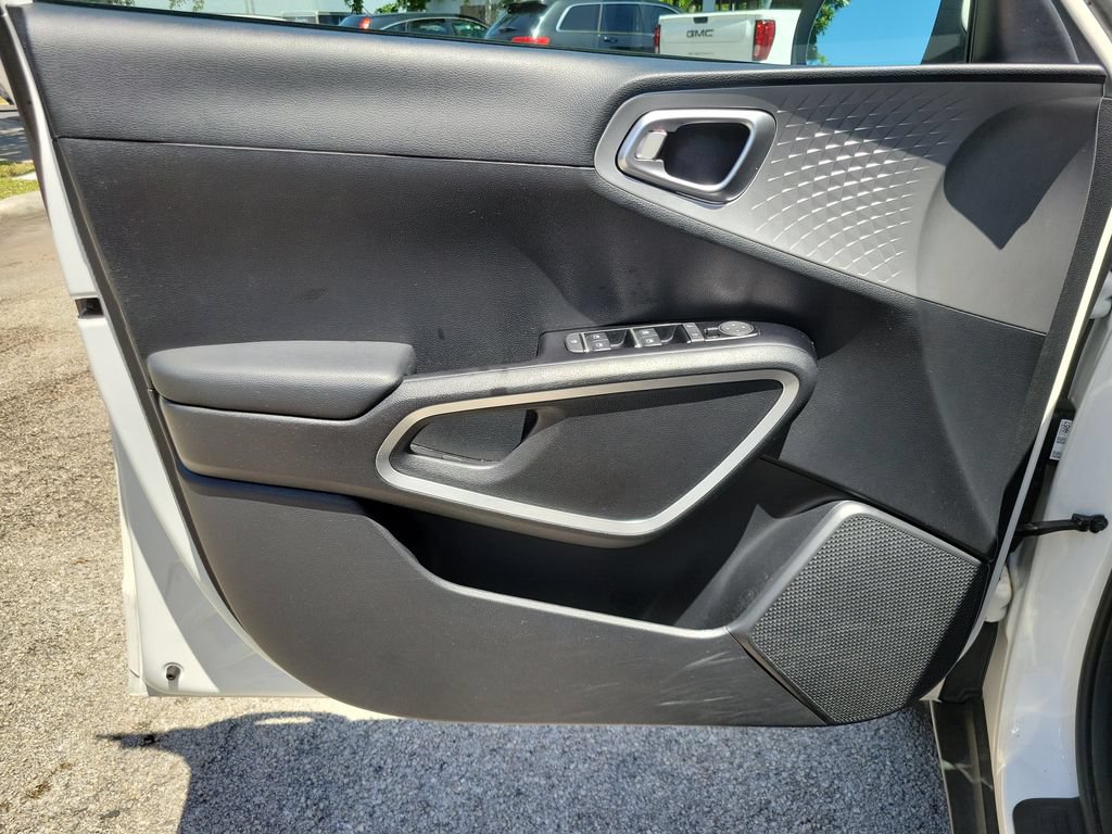 Certified 2022 Kia Soul LX FWD image 15