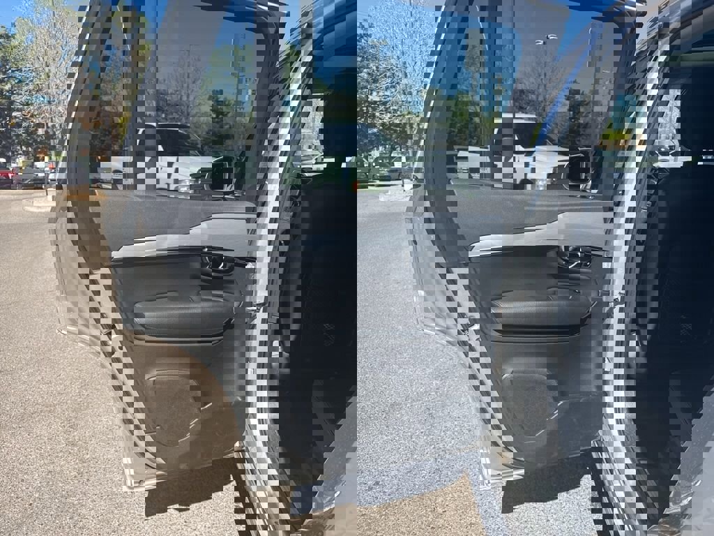 Used 2016 Volvo XC90 T8 Momentum w/ Vision Package image 8