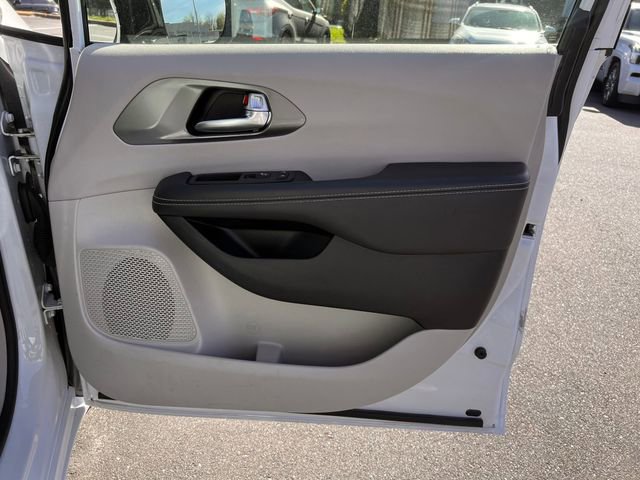 Used 2024 Chrysler Pacifica Select image 28