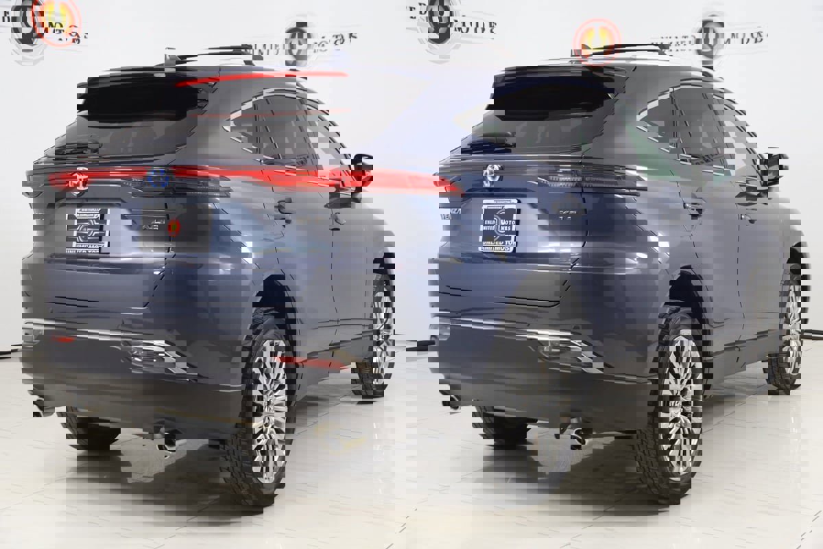 Used 2023 Toyota Venza XLE image 3