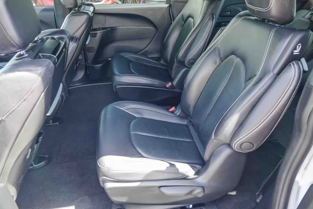 Used 2022 Chrysler Pacifica Touring-L w/ Uconnect Theater Family Group FWD image 17