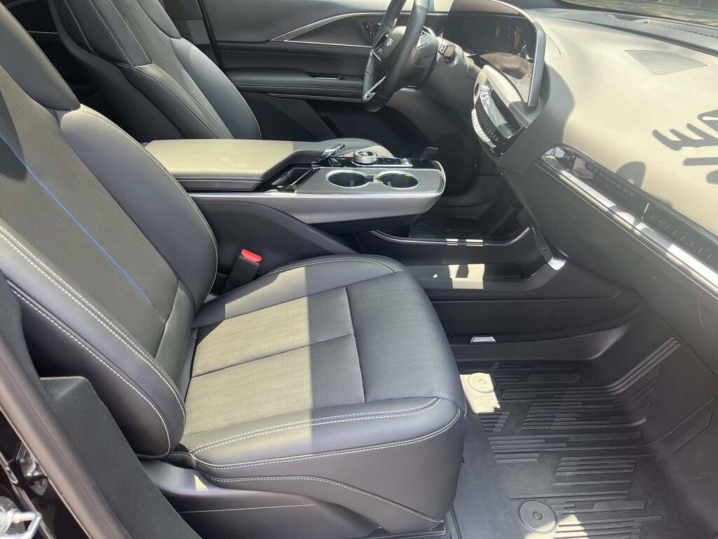 Used 2025 Cadillac Lyriq Luxury AWD/4WD image 20