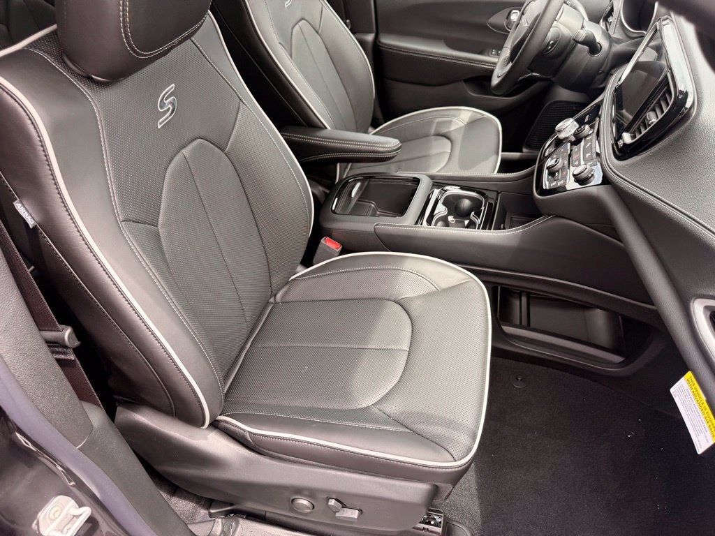 New 2027 Chrysler Pacifica Limited w/ Family Tech Group AWD/4WD image 60