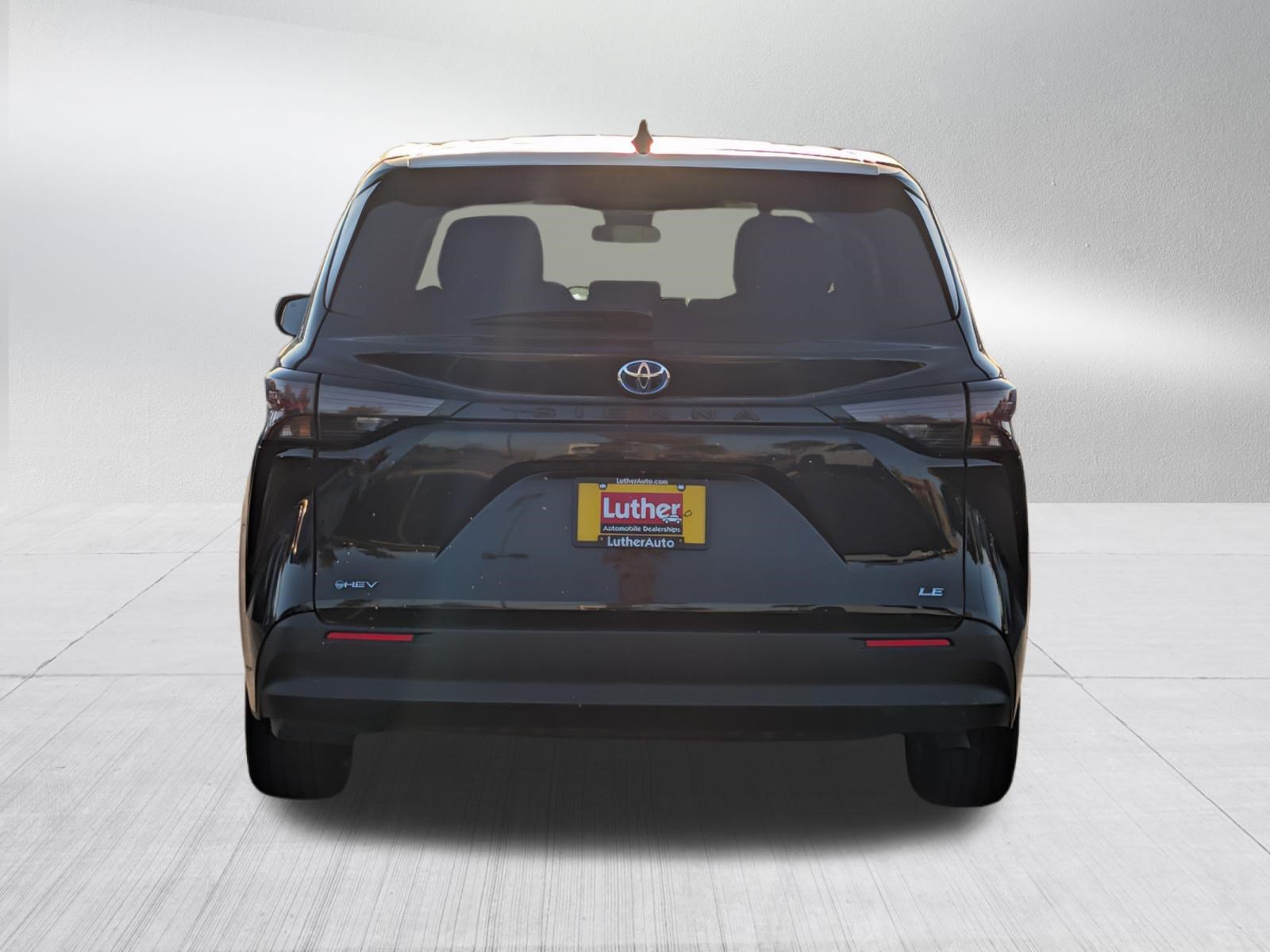Used 2025 Toyota Sienna LE FWD image 6