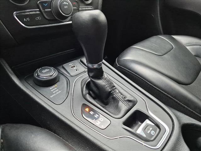Used 2020 Jeep Cherokee Latitude Plus w/ Cold Weather Group AWD/4WD image 12