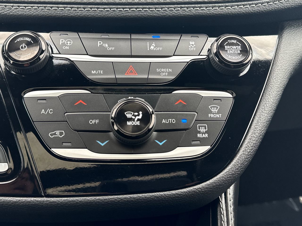 Used 2025 Chrysler Pacifica Premium image 23