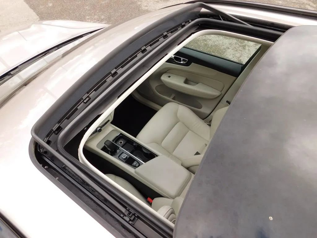 Used 2024 Volvo XC60 B5 Plus image 9