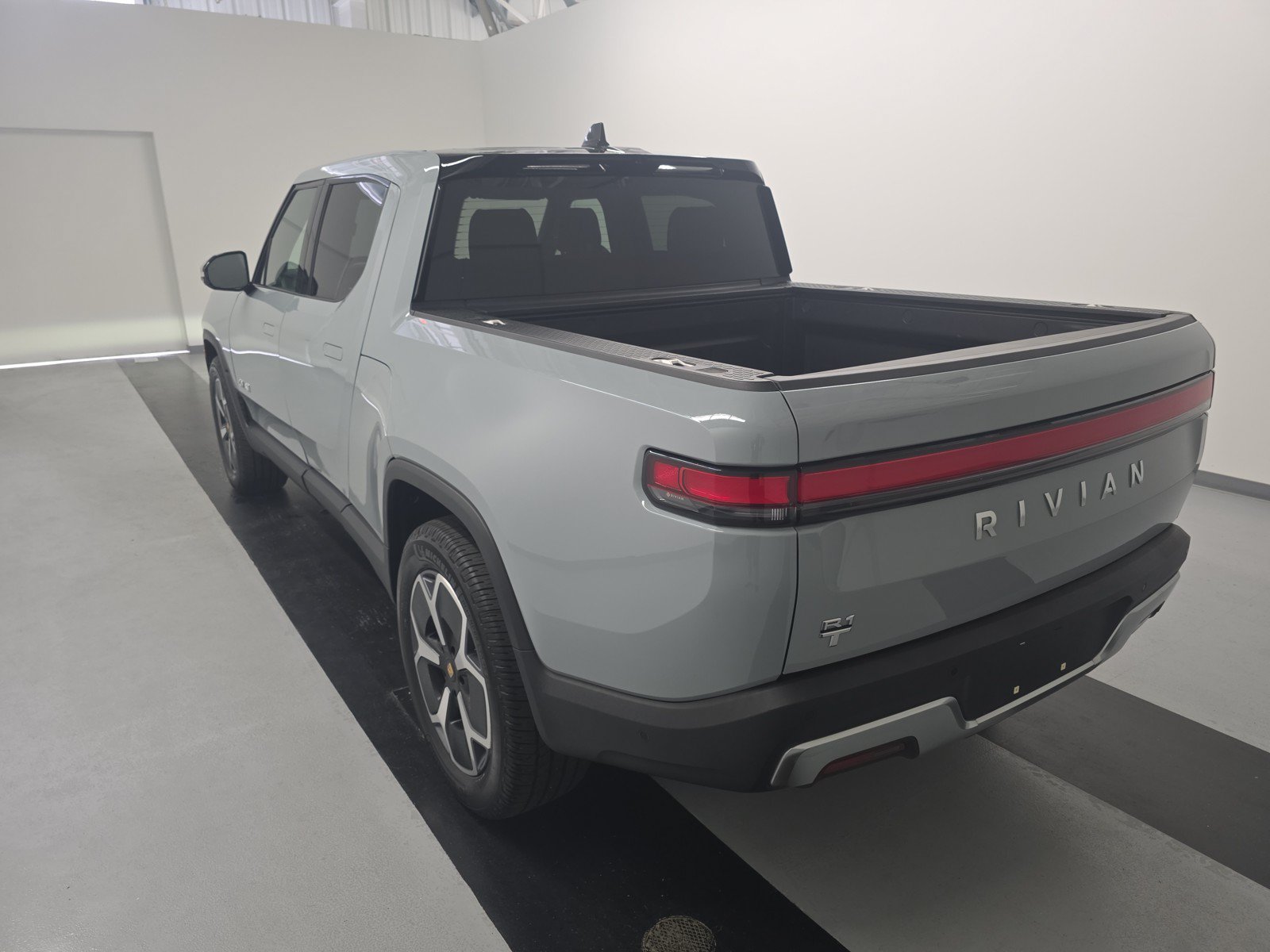 Used 2024 Rivian R1T Adventure AWD/4WD image 3