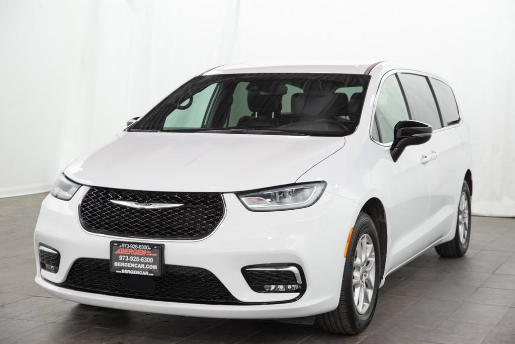 Used 2025 Chrysler Pacifica Select FWD image 4