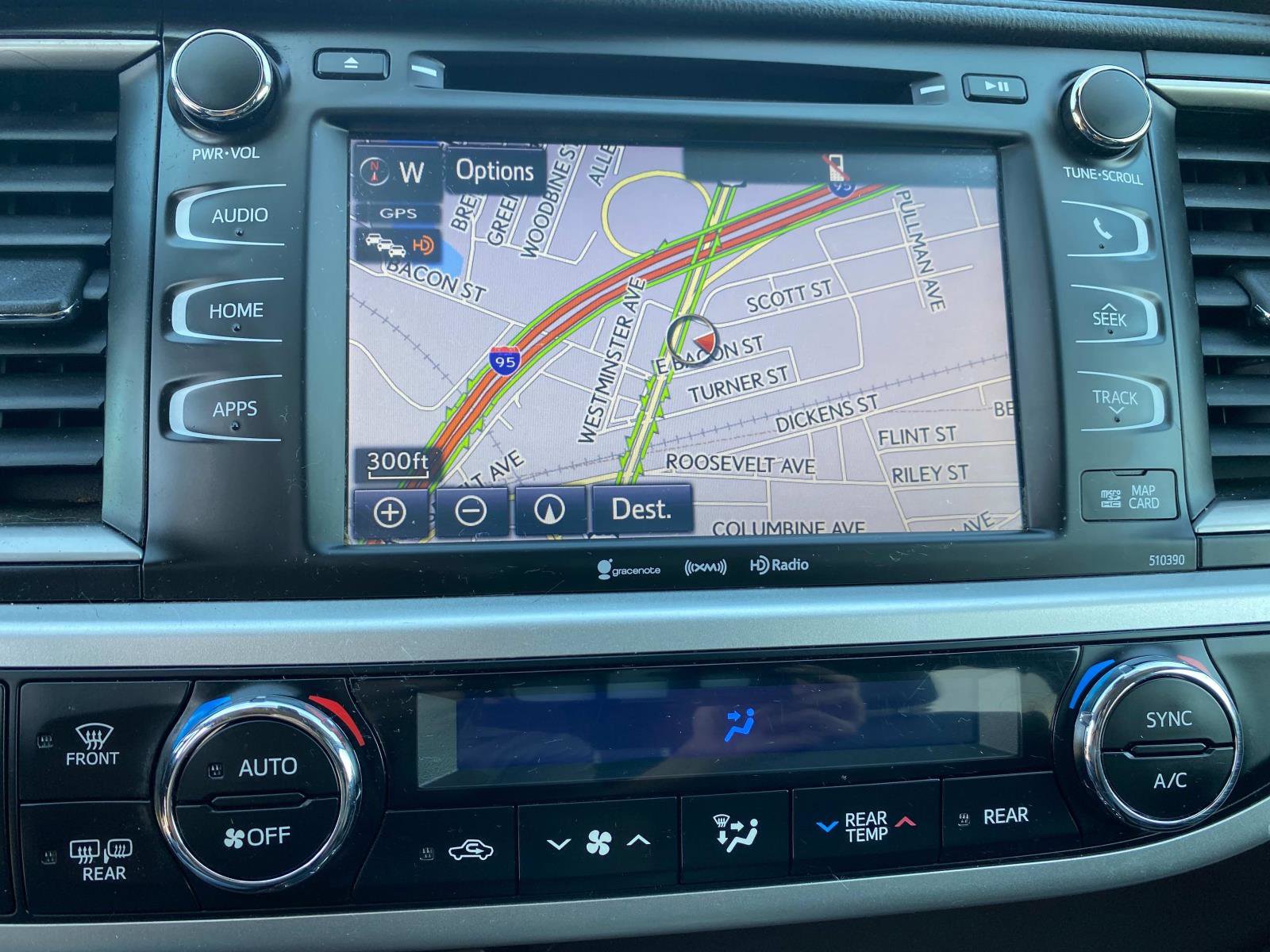 Used 2019 Toyota Highlander XLE image 12