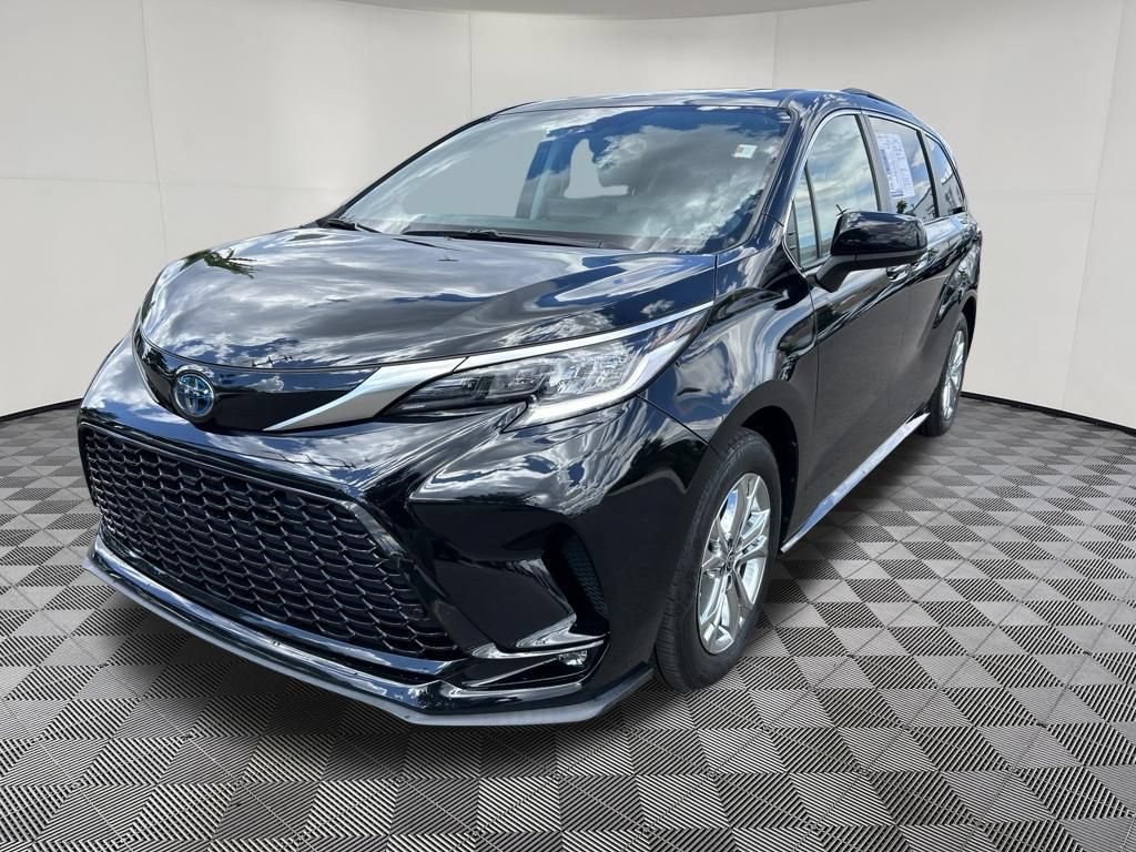 Used 2023 Toyota Sienna XSE w/ XSE Plus Package AWD/4WD image 3