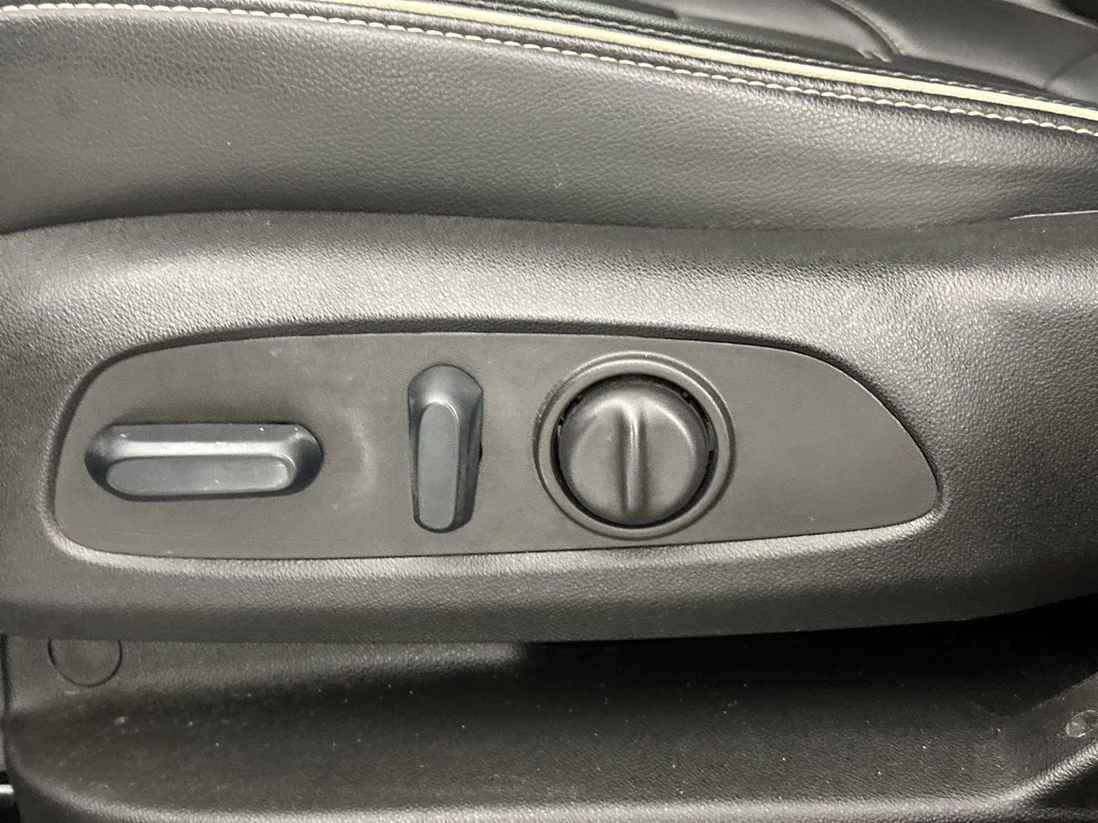 Used 2023 GMC Acadia Denali w/ Black Diamond Edition image 16