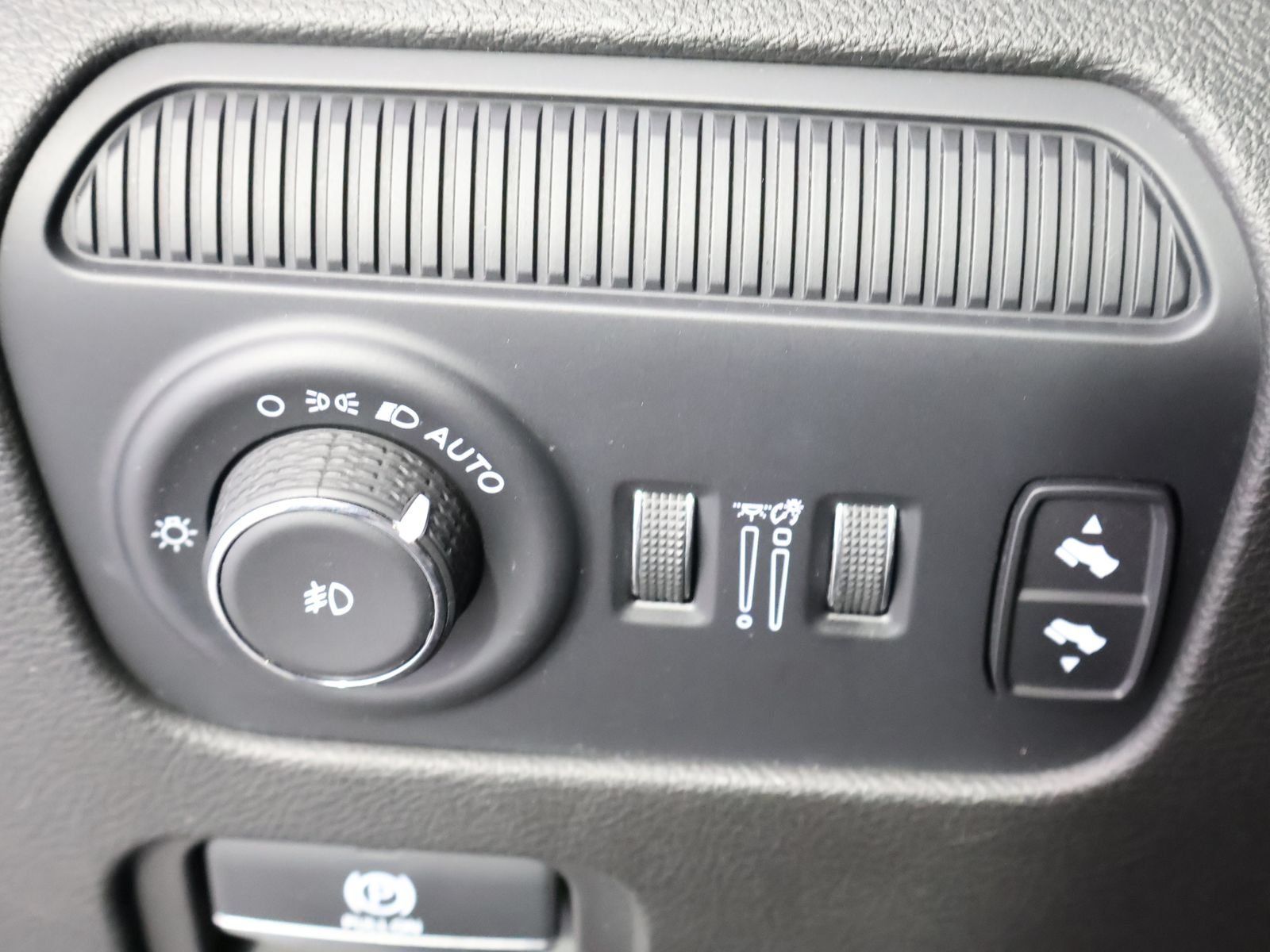Used 2023 Jeep Wagoneer L Series II AWD/4WD image 32