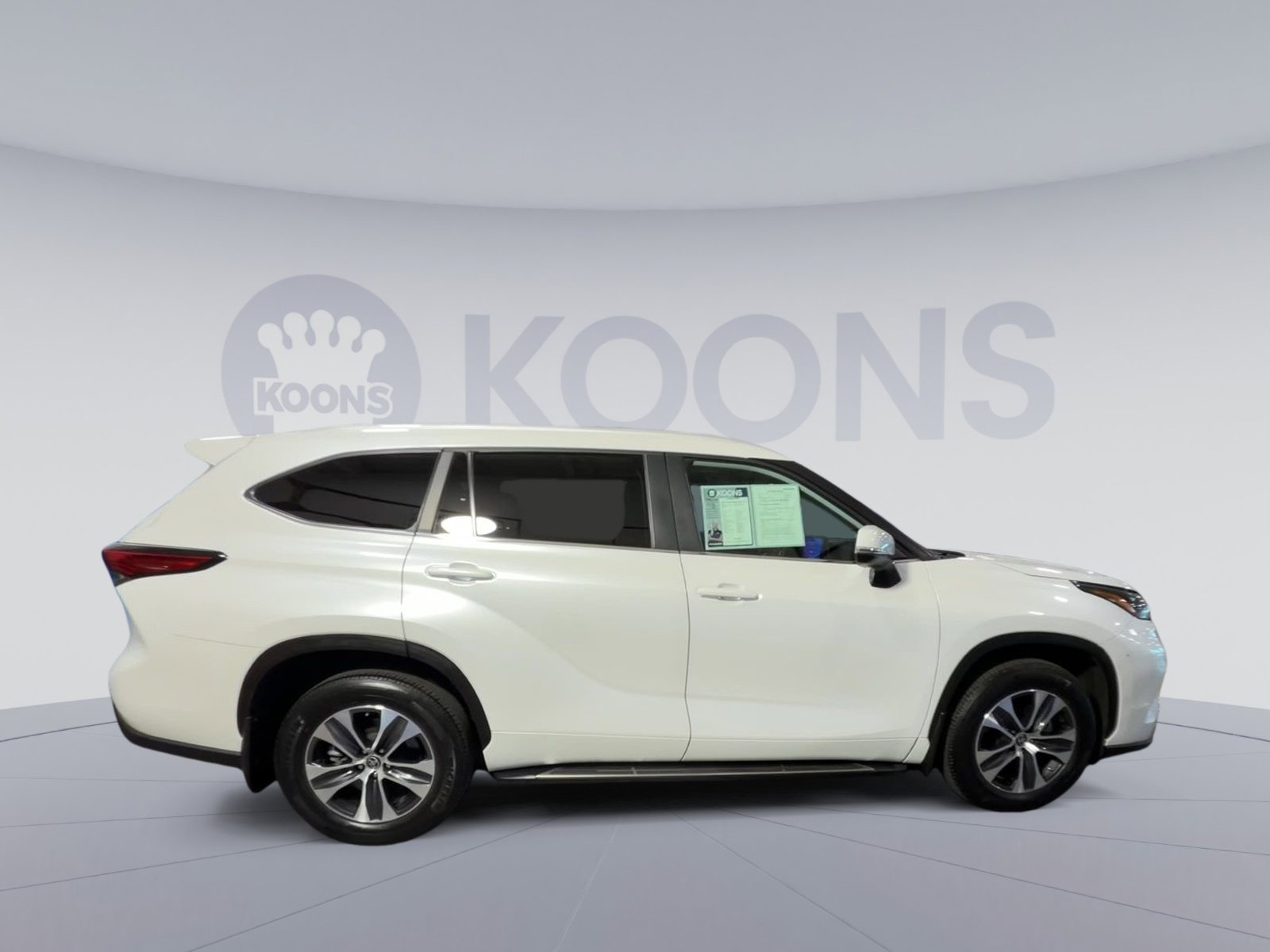 Used 2023 Toyota Highlander XLE image 12