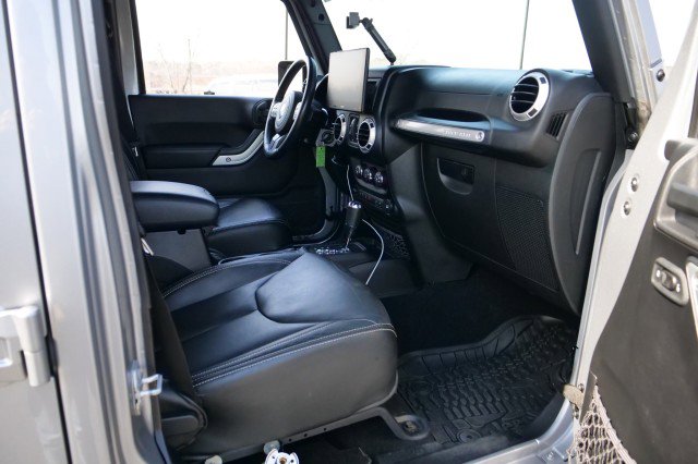 Used 2016 Jeep Wrangler Unlimited Rubicon w/ Connectivity Group image 47