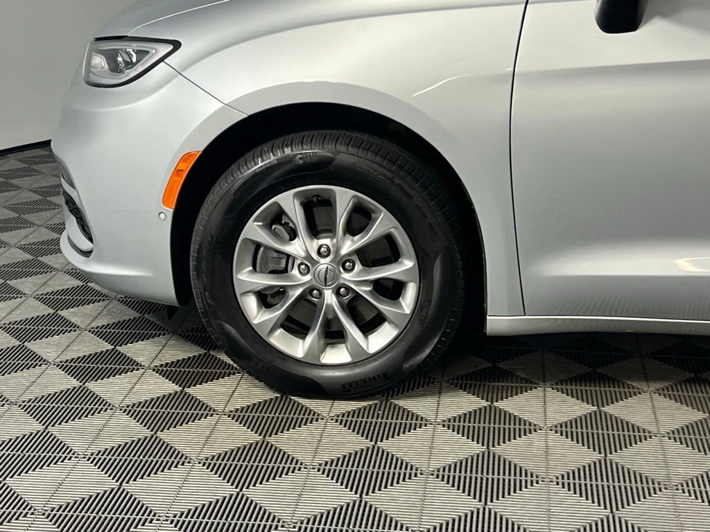 Used 2023 Chrysler Pacifica Touring-L w/ Uconnect Theater Family Group image 11