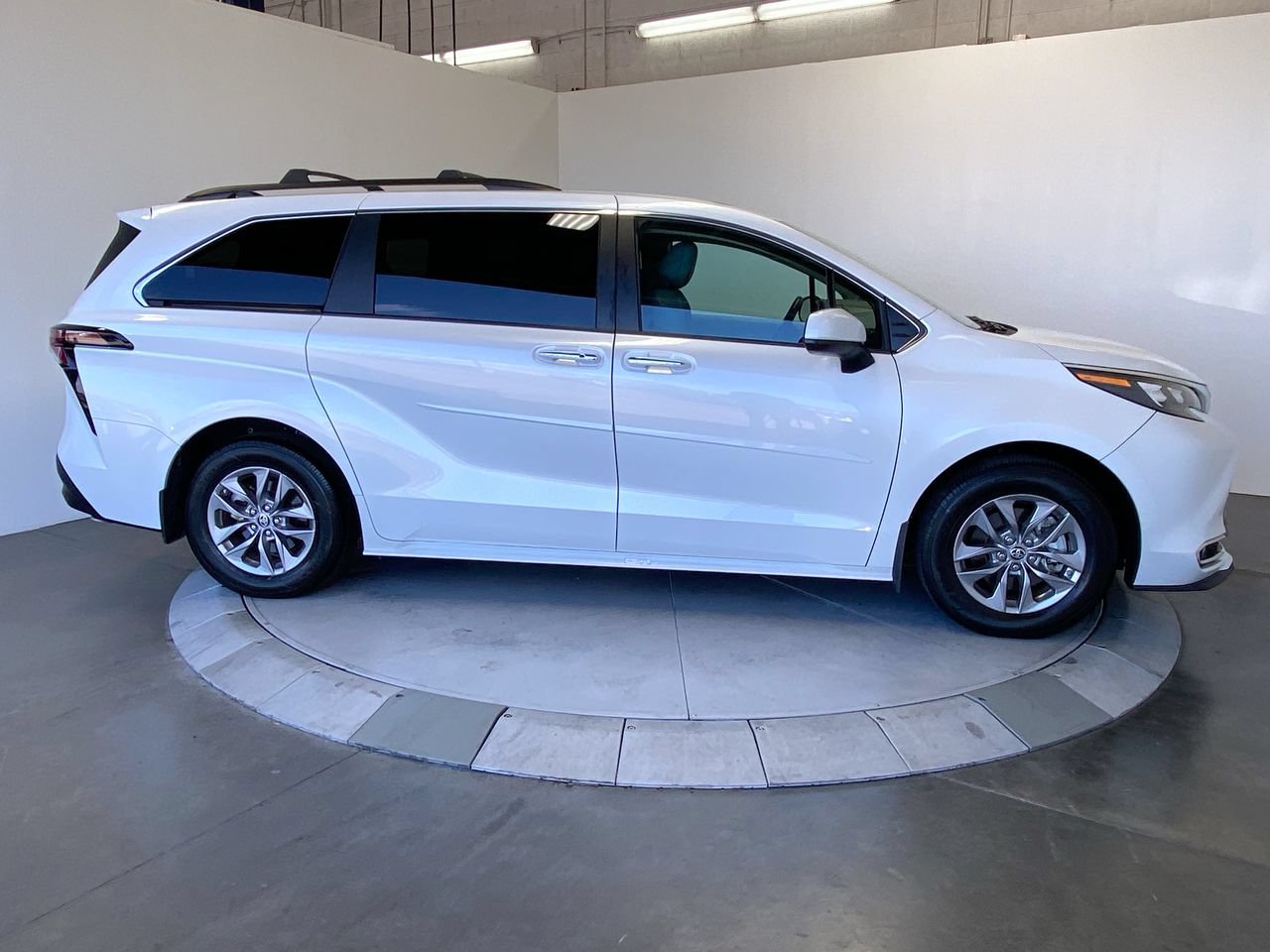Used 2024 Toyota Sienna XLE w/ XLE Plus Package AWD/4WD image 6