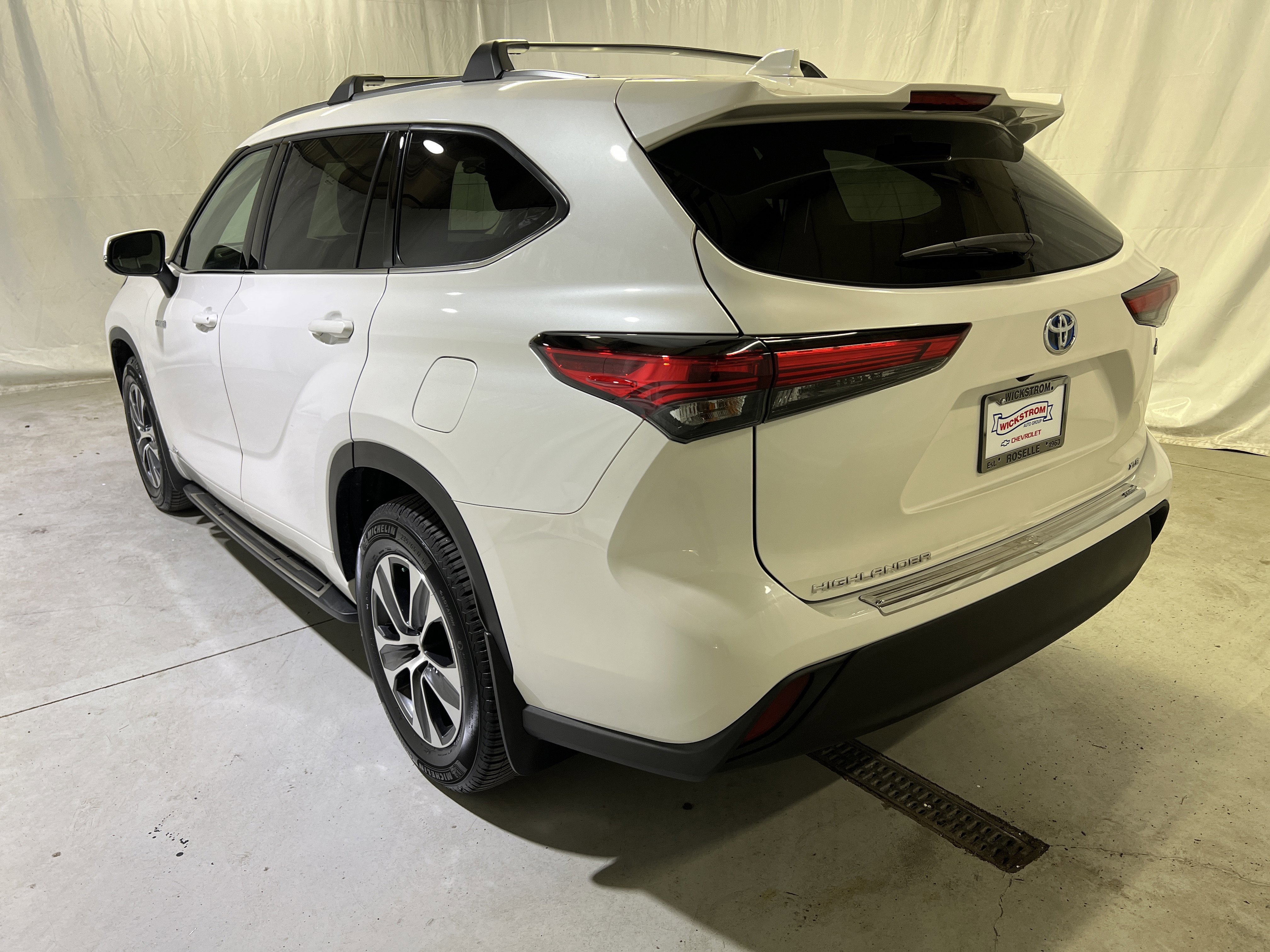Used 2021 Toyota Highlander XLE AWD/4WD image 8