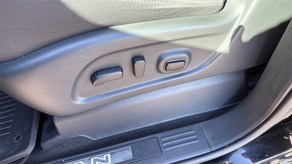 Used 2024 Nissan Titan SV w/ SV Convenience Package image 12
