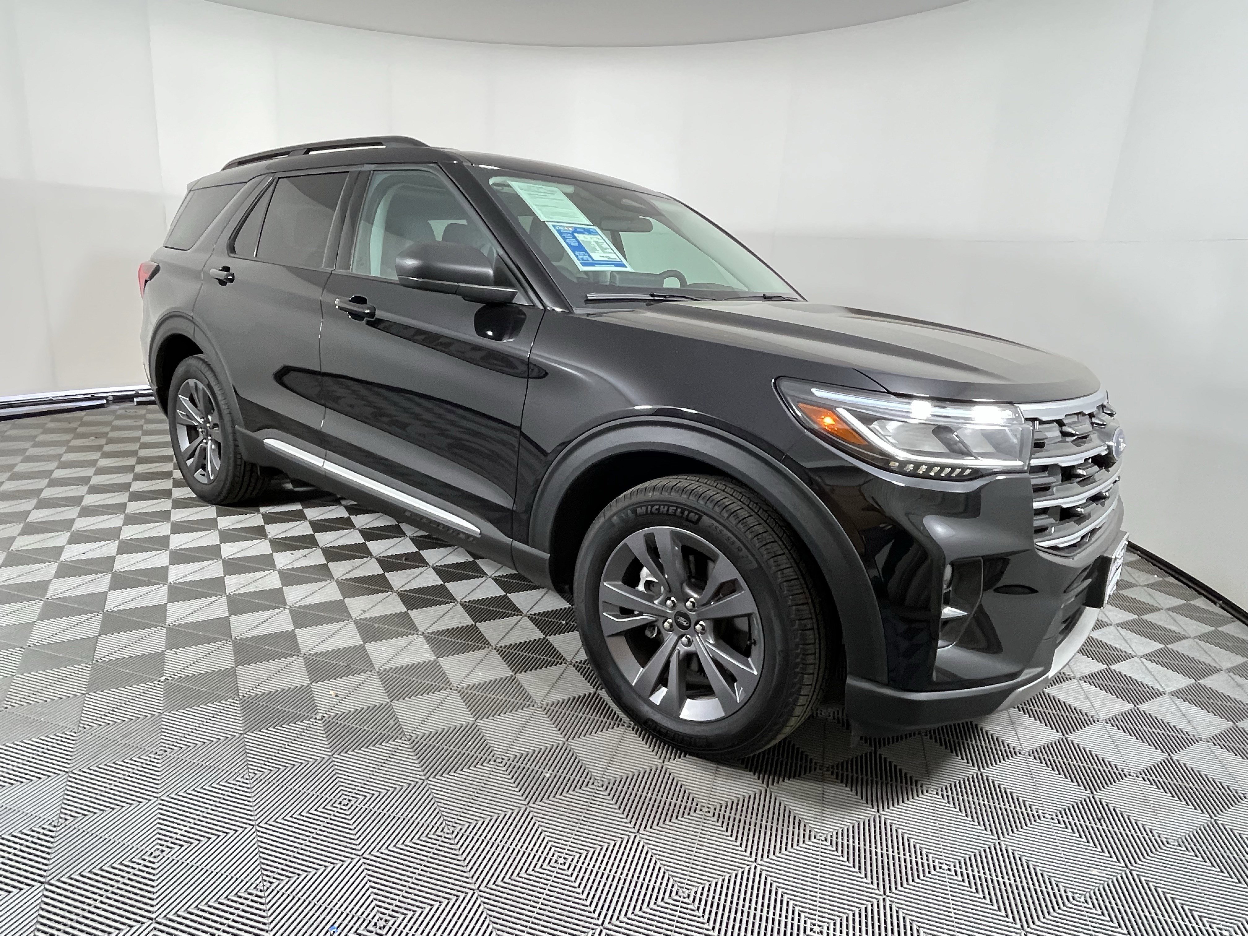 Used 2025 Ford Explorer Active w/ Active Comfort Package image 8