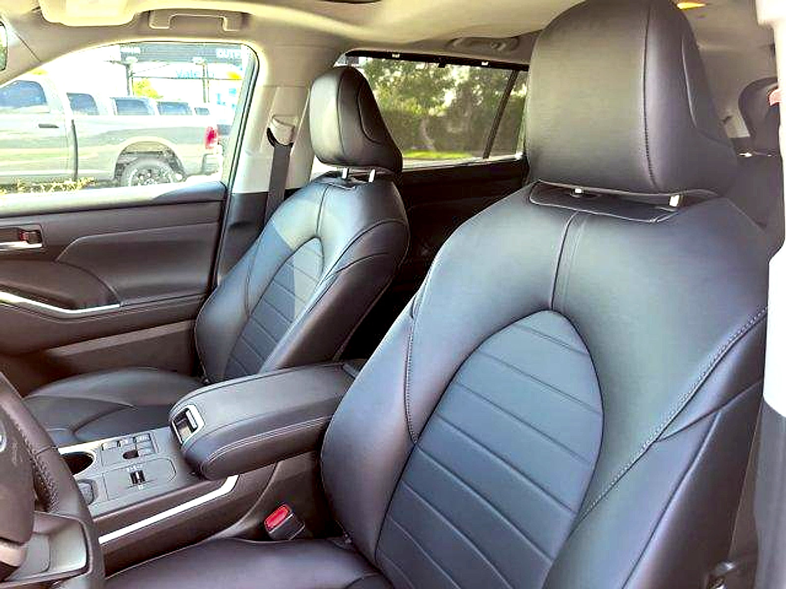 Used 2023 Toyota Highlander XLE FWD image 27