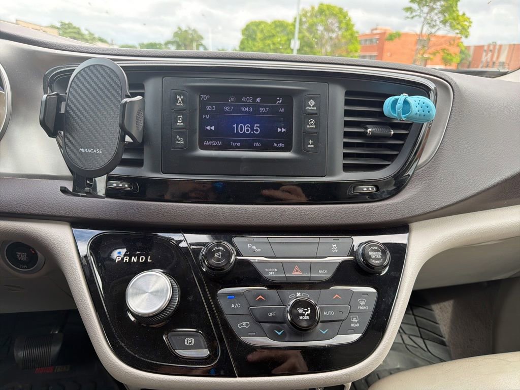 Used 2017 Chrysler Pacifica Touring-L FWD image 9