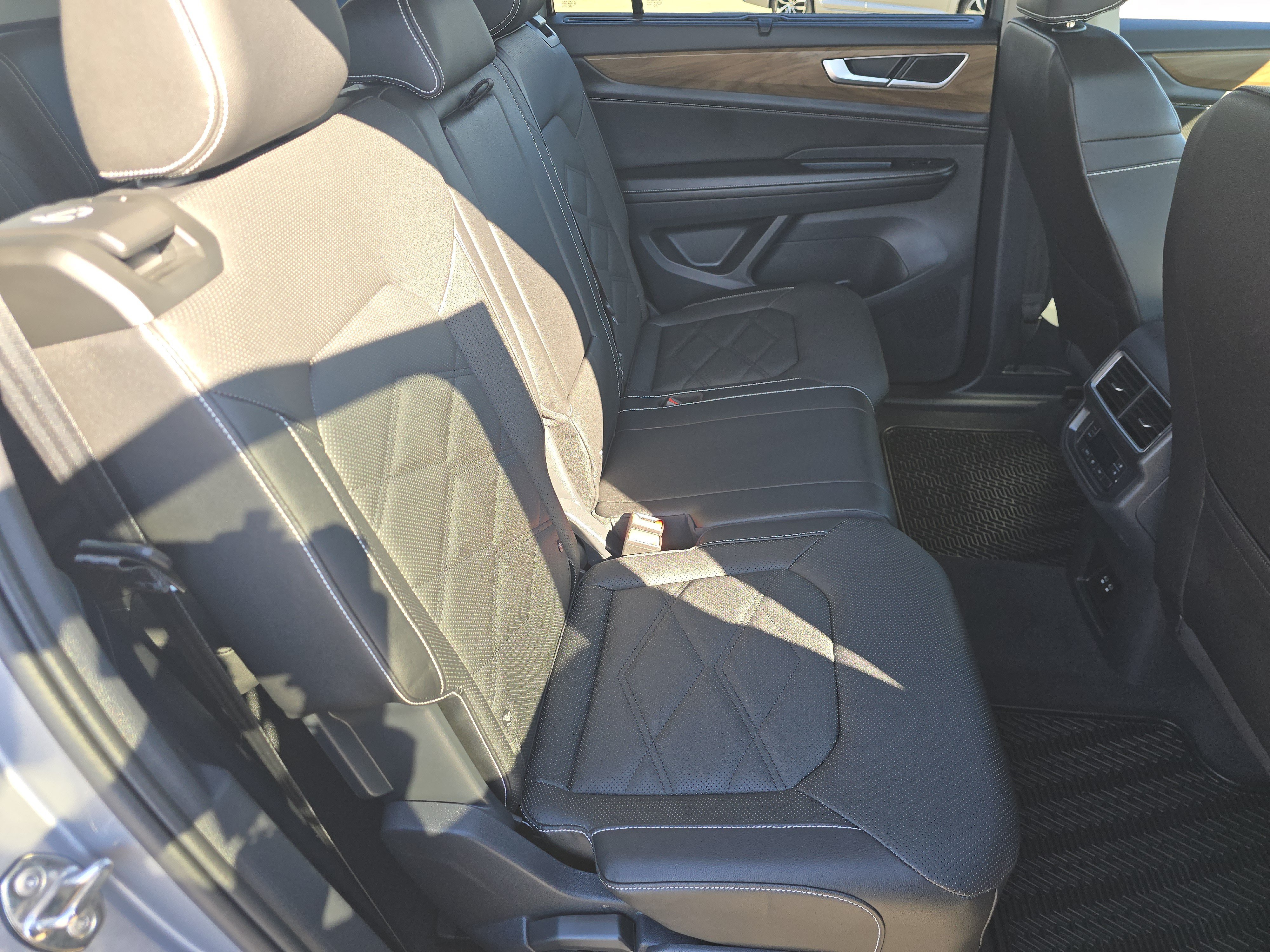 Certified 2025 Volkswagen Atlas SE AWD/4WD image 17