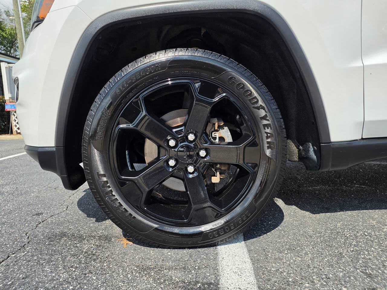 Used 2018 Jeep Grand Cherokee Laredo AWD/4WD image 10