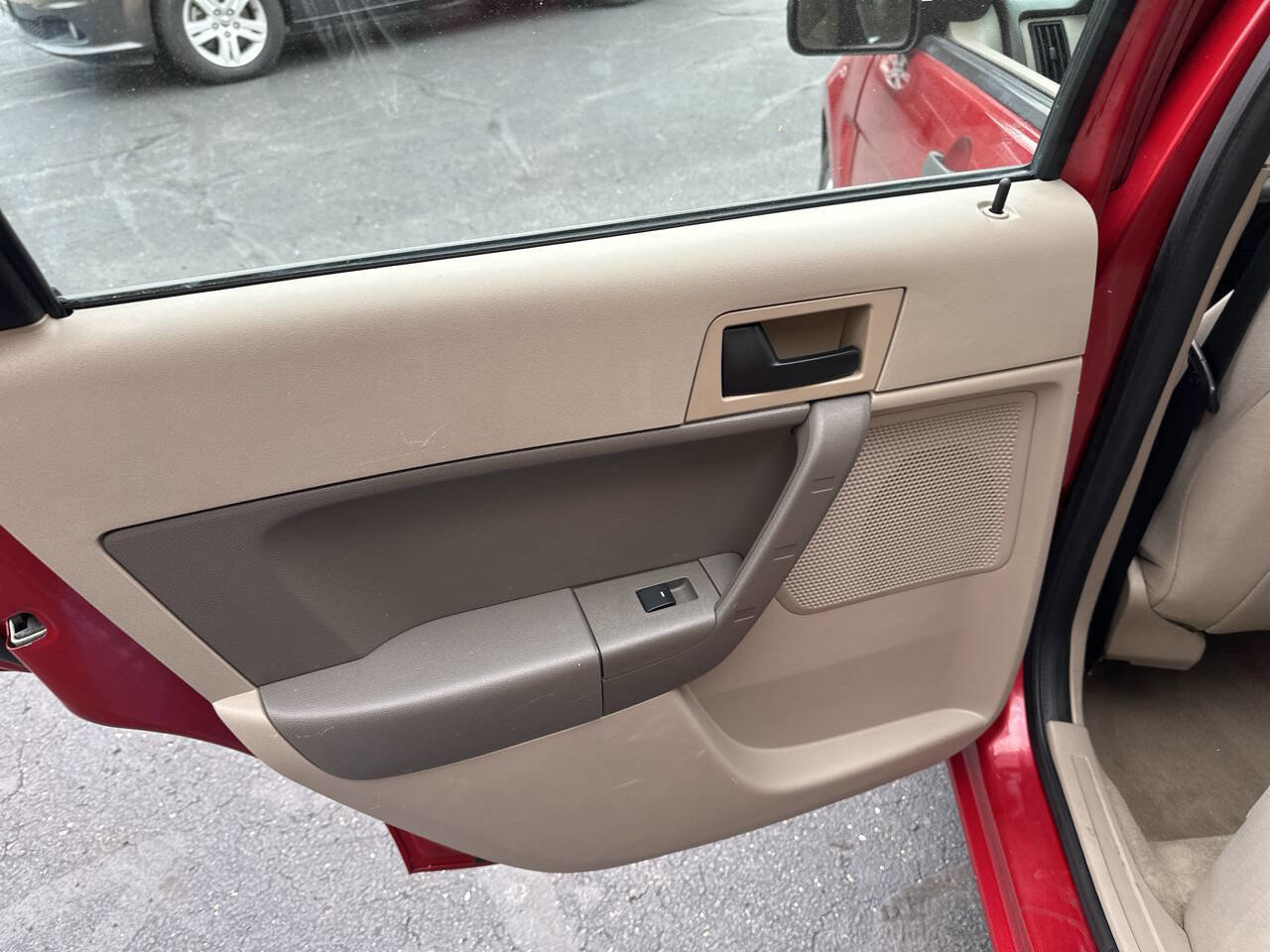 Used 2010 Ford Focus SE image 7