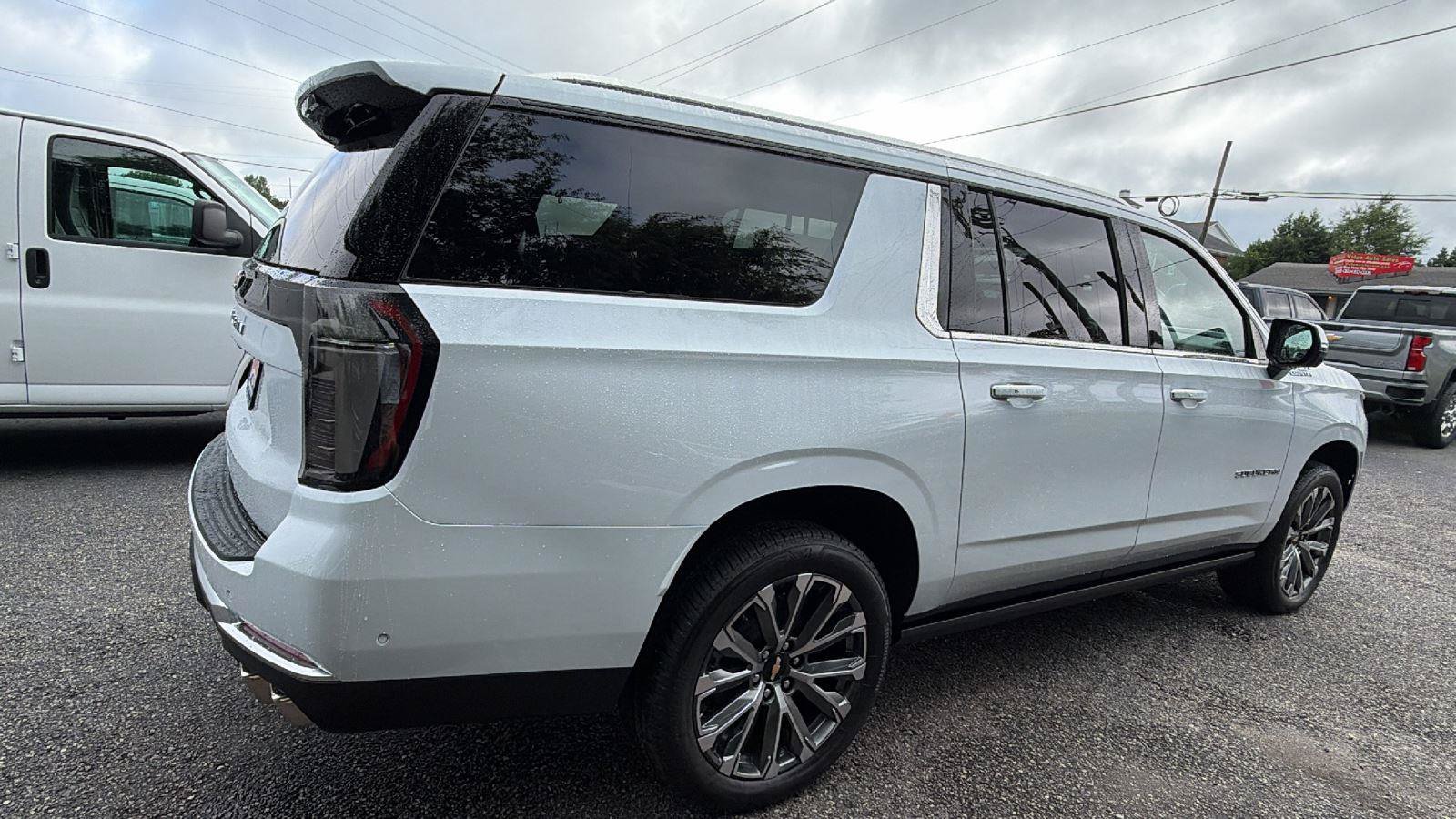 New 2026 Chevrolet Suburban High Country AWD/4WD image 9