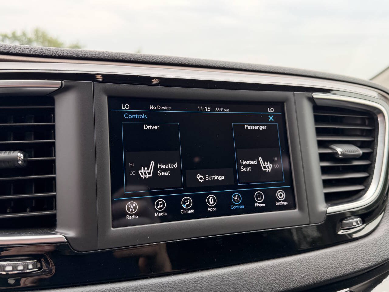 Used 2018 Chrysler Pacifica Touring-L FWD image 18
