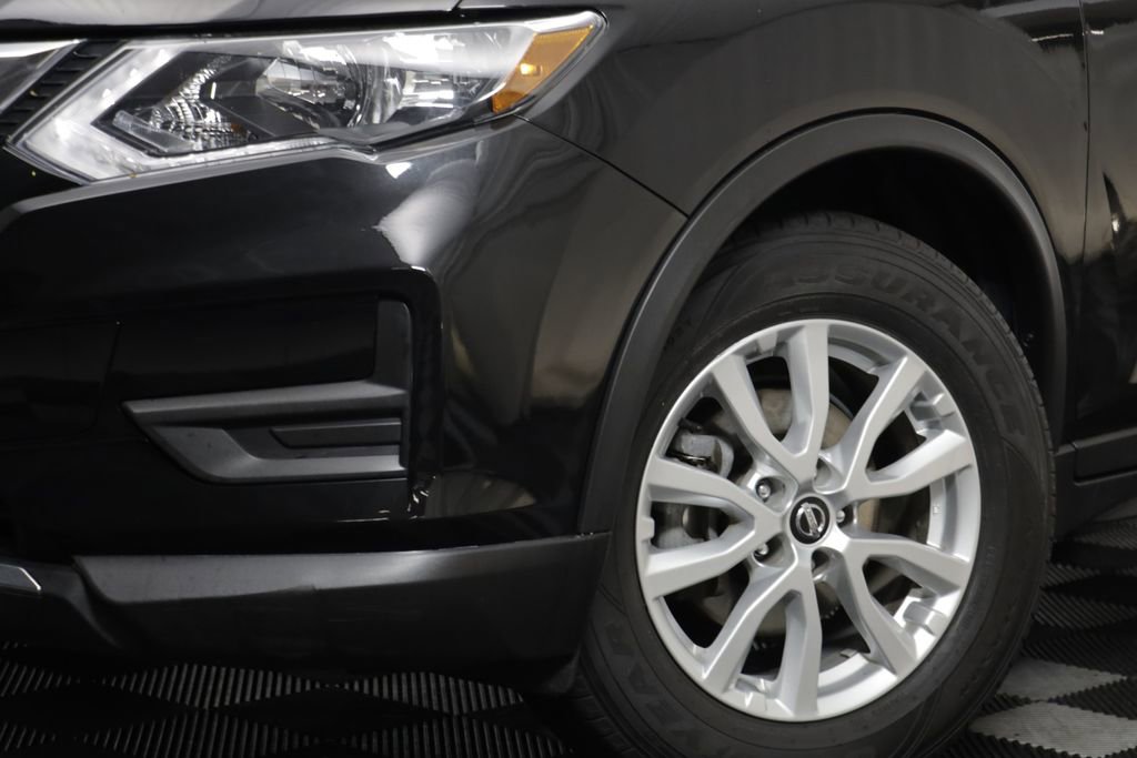 Used 2017 Nissan Rogue SV image 3
