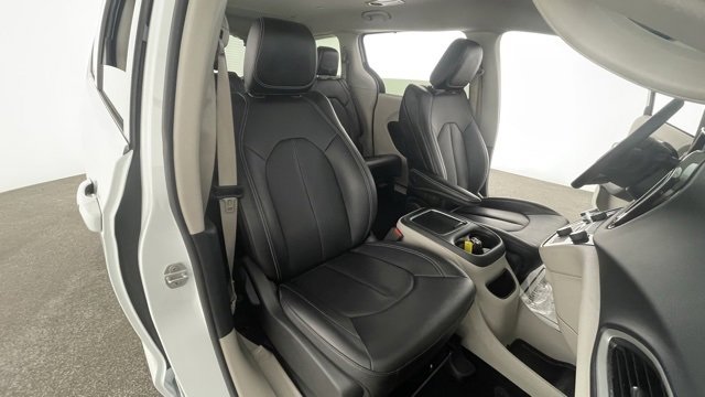 Used 2024 Chrysler Pacifica Touring-L image 49