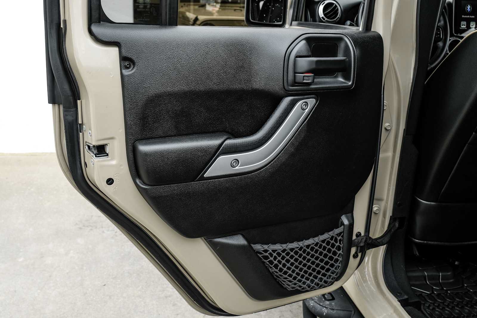Used 2017 Jeep Wrangler Unlimited Rubicon w/ Connectivity Group AWD/4WD image 35