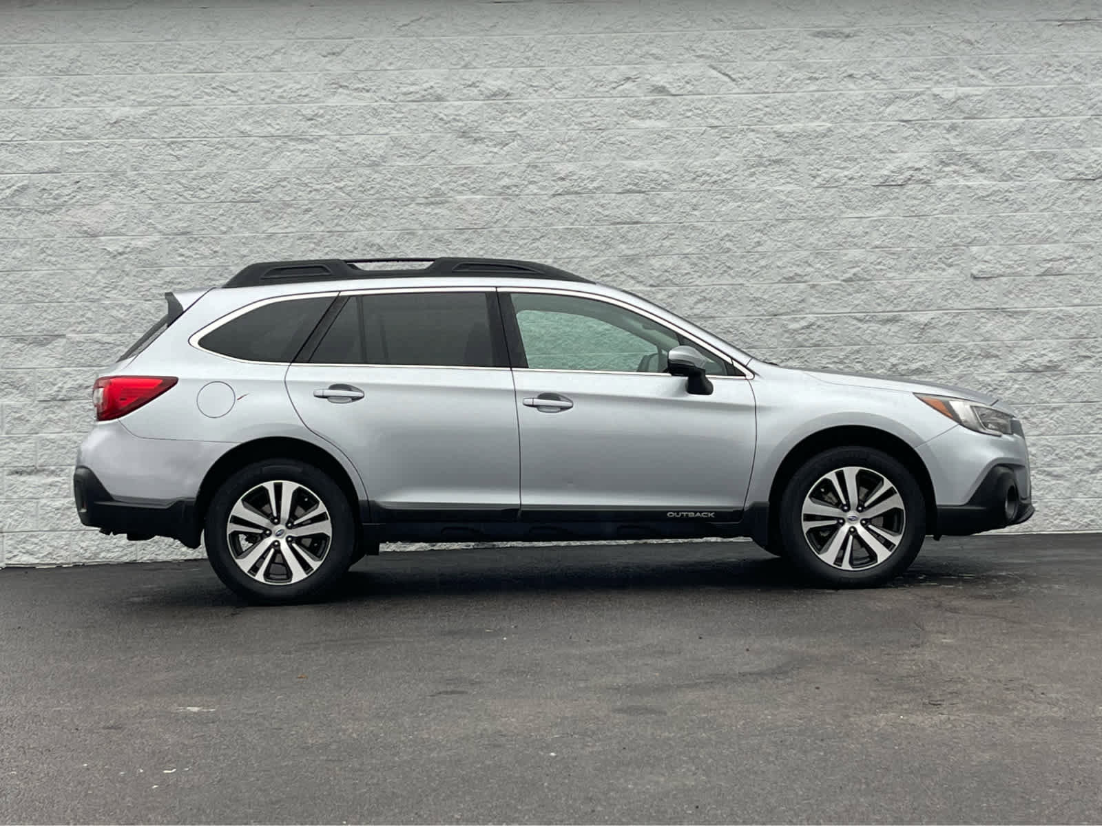 Used 2018 Subaru Outback 3.6R Limited image 5