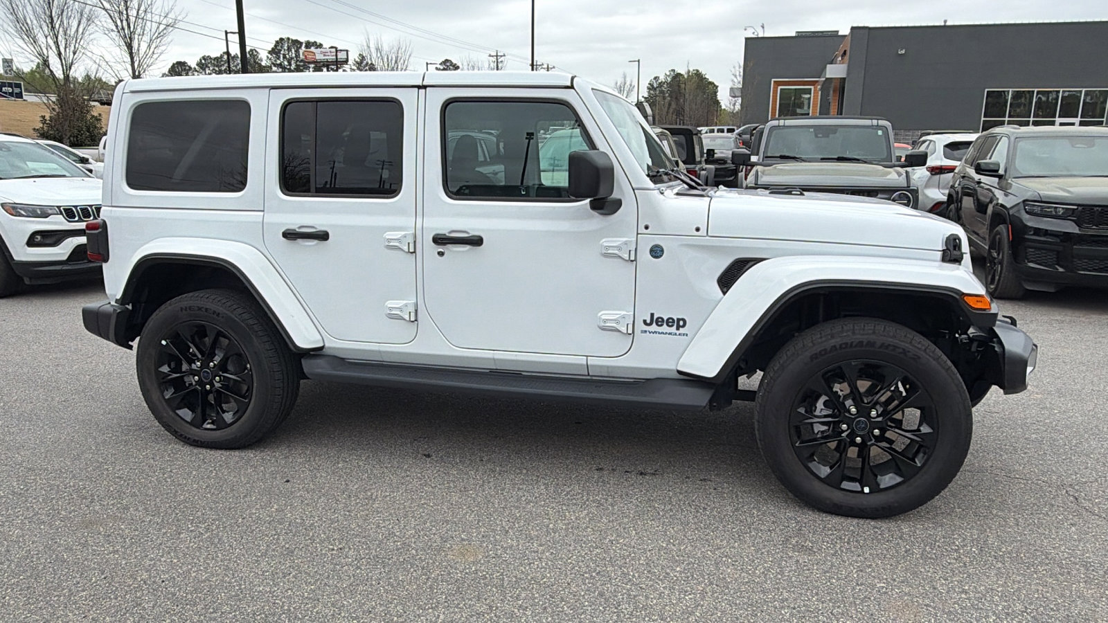 Used 2025 Jeep Wrangler Sahara image 7