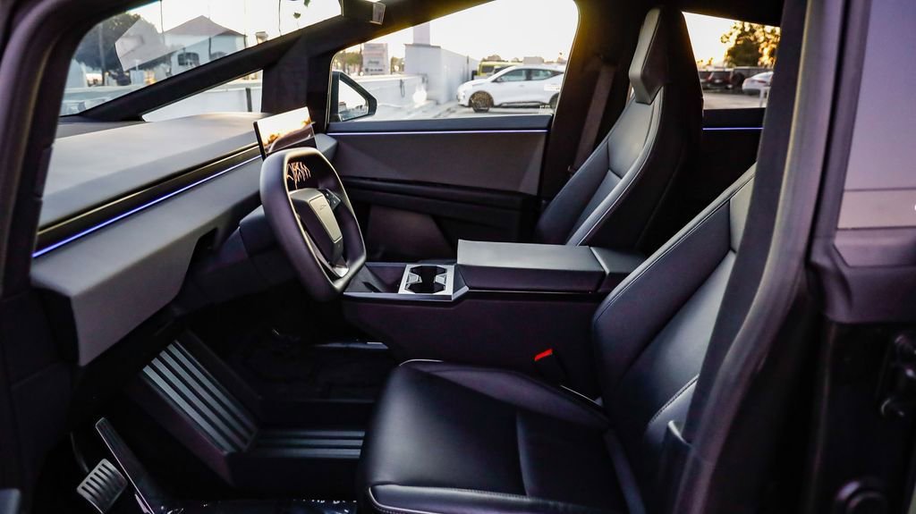 Used 2024 Tesla Cybertruck AWD Crew Cab image 22