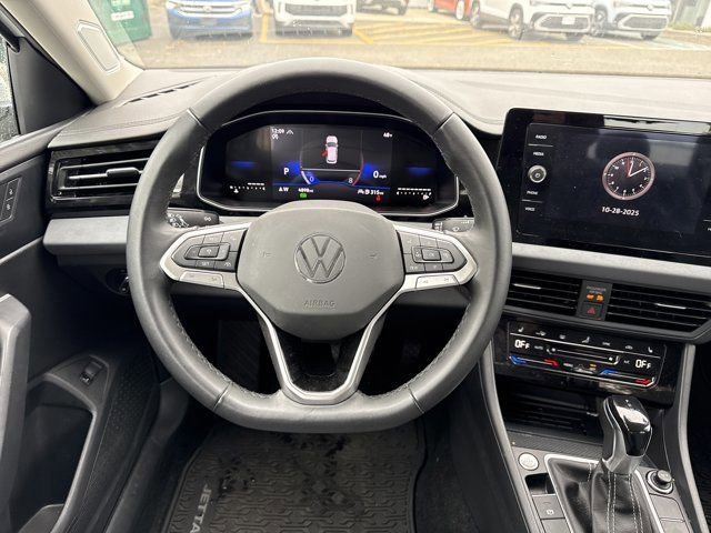 Used 2025 Volkswagen Jetta SE w/ Black Wheel Package image 12