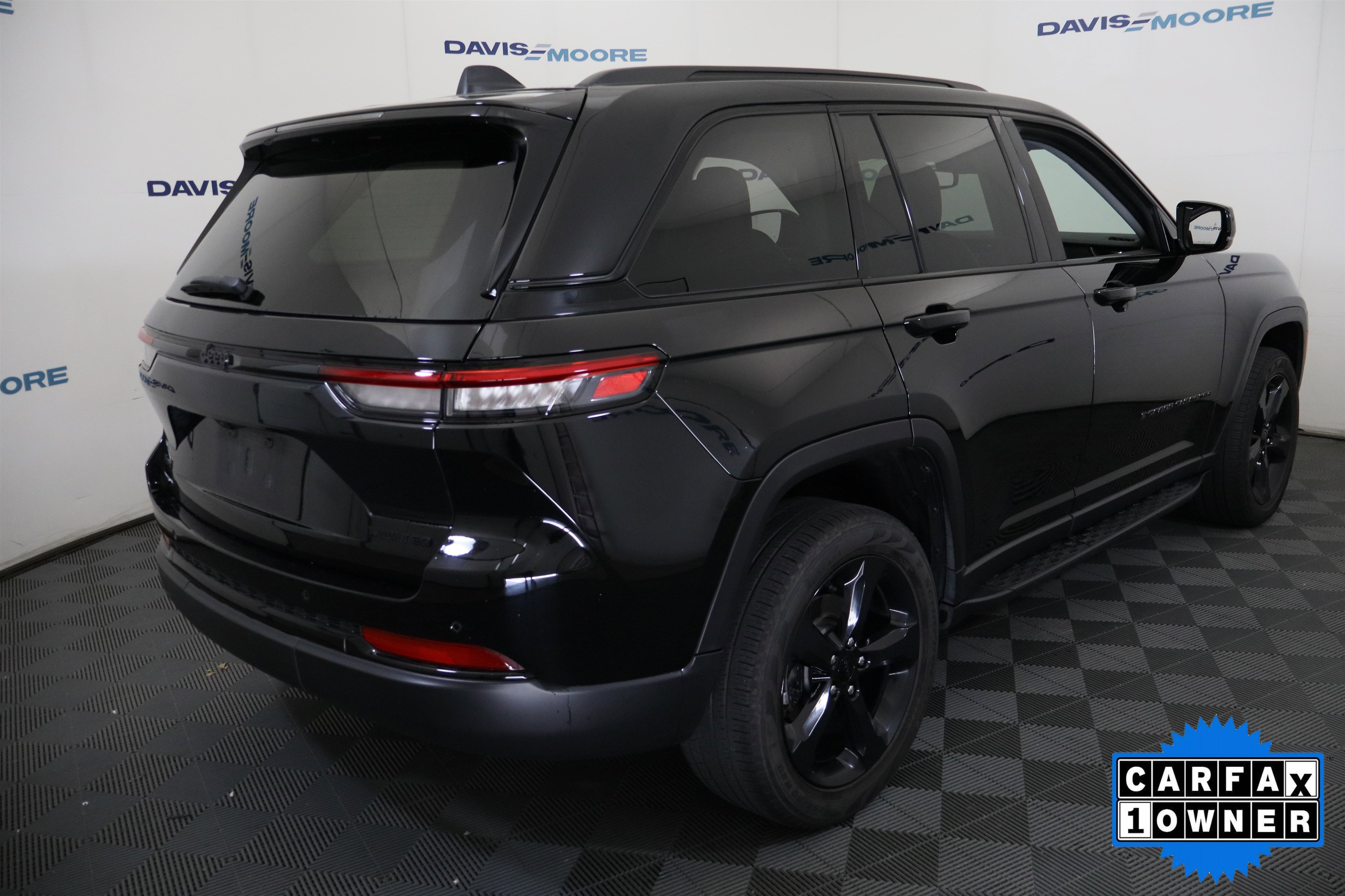 Used 2023 Jeep Grand Cherokee Limited w/ Black Appearance Package AWD/4WD image 6