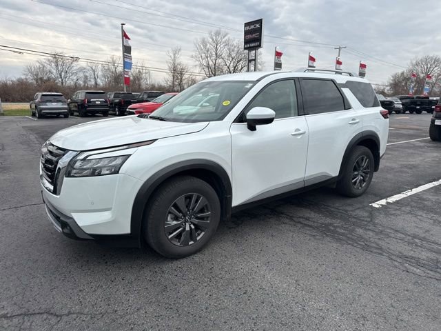 Used 2025 Nissan Pathfinder SL w/ Lighting Package (N92) image 8