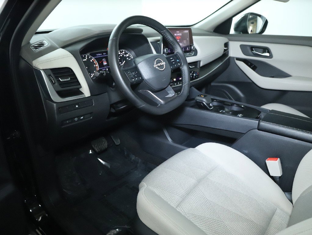 Certified 2025 Nissan Rogue SV image 17