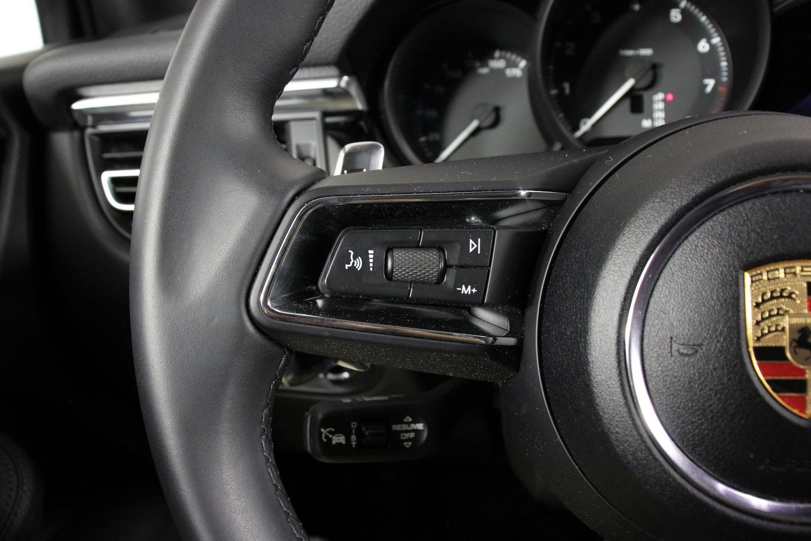 Certified 2025 Porsche Macan AWD/4WD image 14