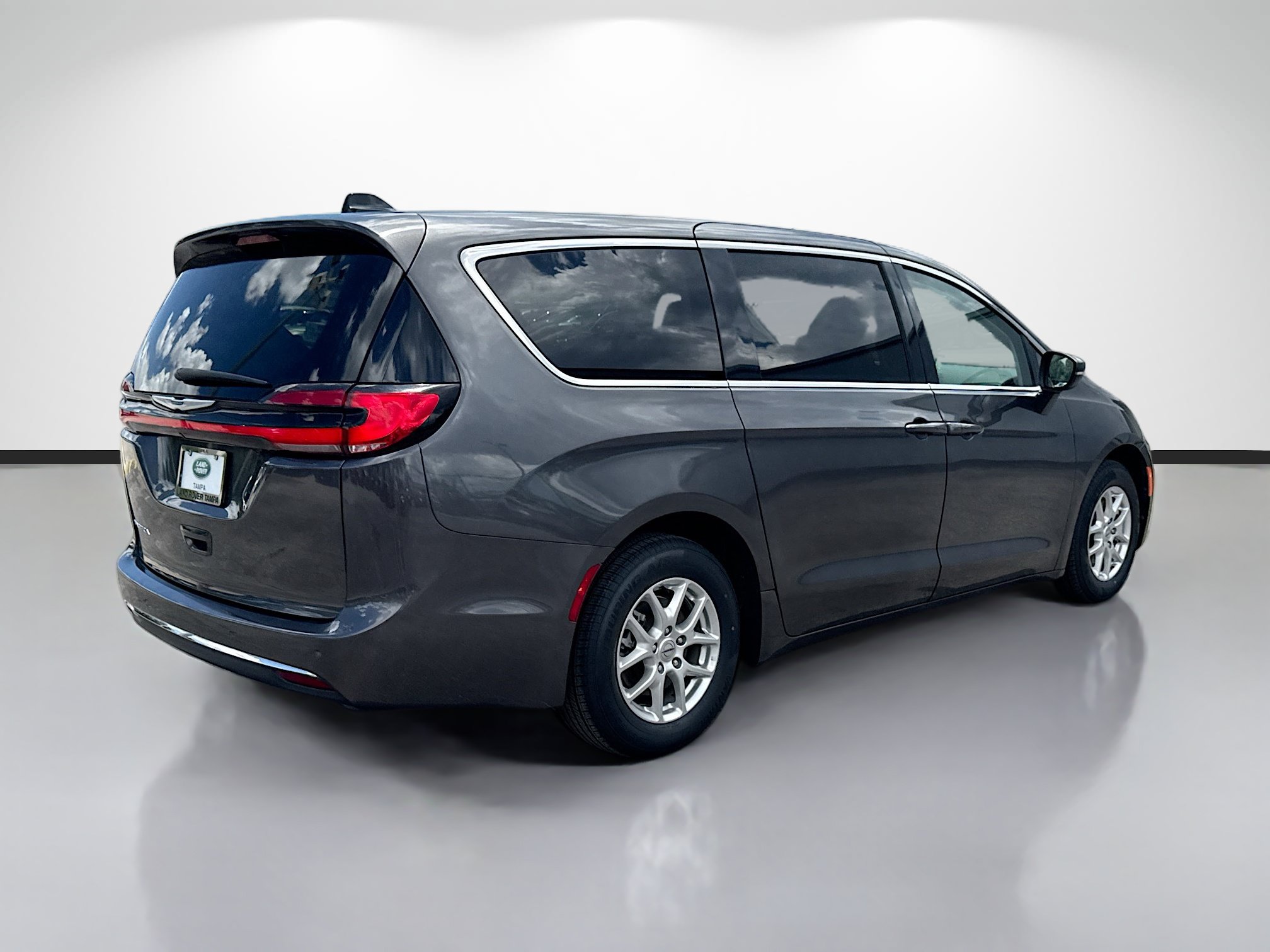 Used 2023 Chrysler Pacifica Touring-L FWD image 5