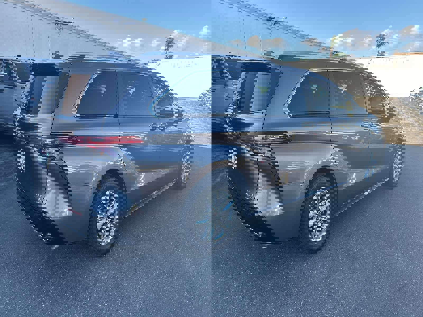 Used 2022 Toyota Sienna Limited image 7