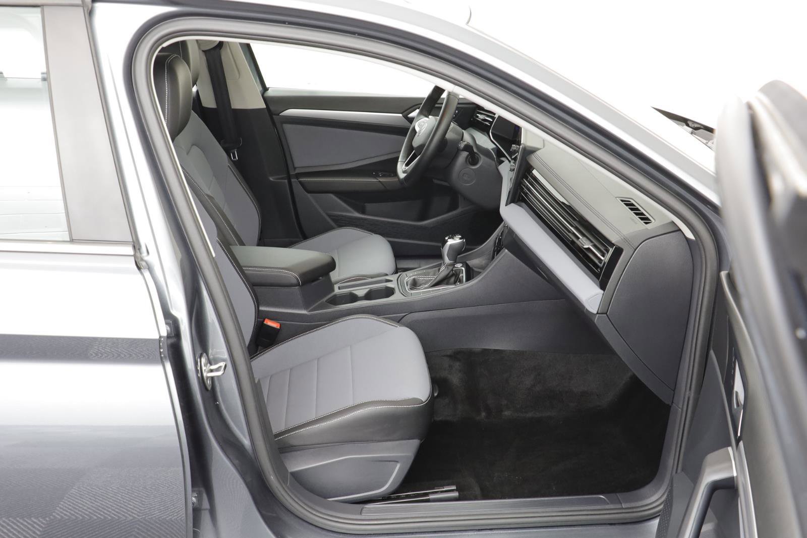 Used 2025 Volkswagen Jetta SE w/ Black Wheel Package image 19