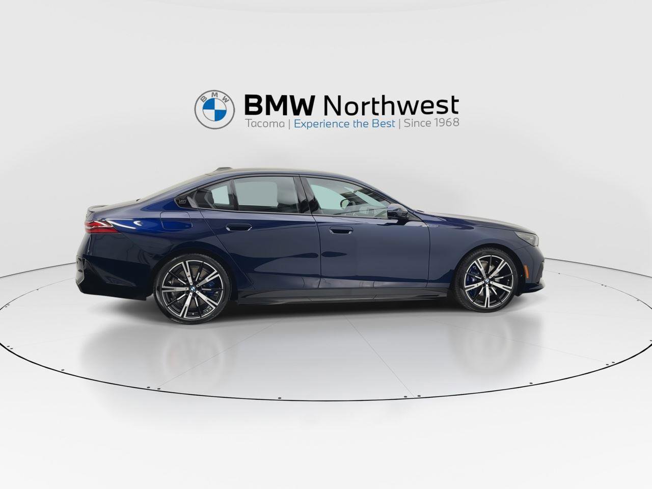 Used 2026 BMW 550e xDrive image 4