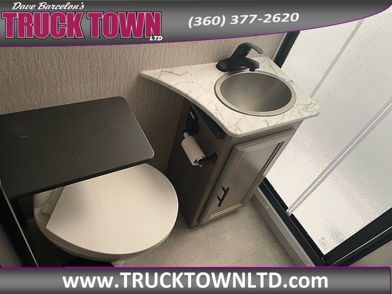 Used 2022 Ford E-450 and Econoline 450 Super Duty w/ Motorhome Prep Package RWD image 18