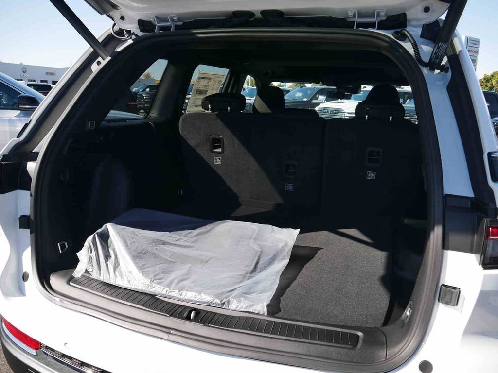 New 2025 Jeep Grand Cherokee Laredo X w/ Luxury Tech Group I image 6