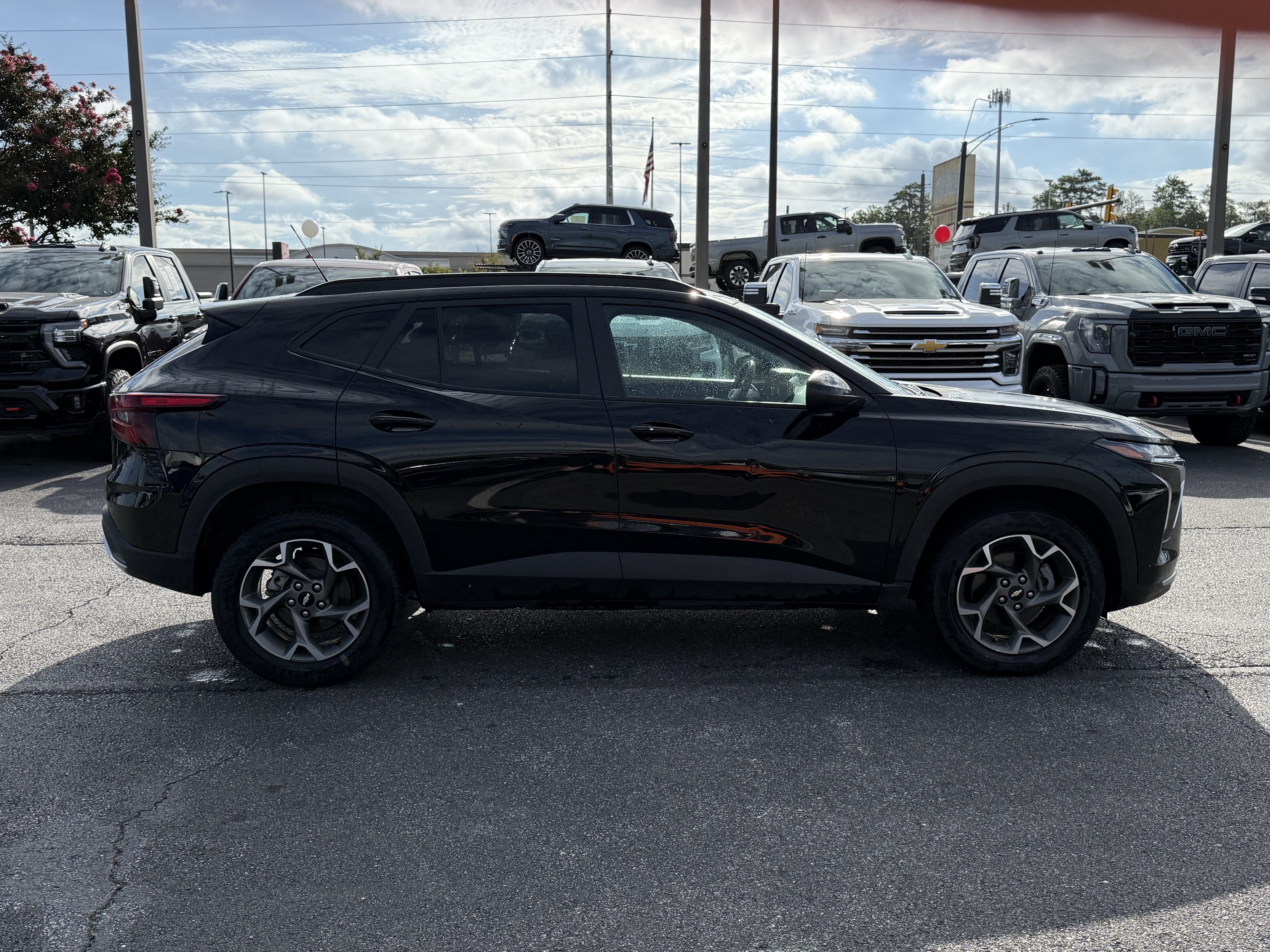Used 2025 Chevrolet Trax LT w/ LT Convenience Package FWD image 12